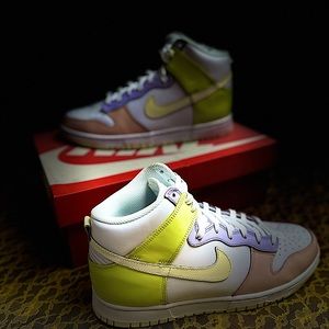 W NIKE DUNK HIGH
WHITE CASHMERE LT LEMON TWIST
Size 11 W Size 9.5 M